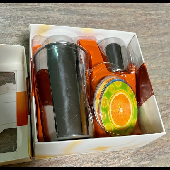 NIB Top that! Classic Cocktails shaker set with book - Picture 4 of 16